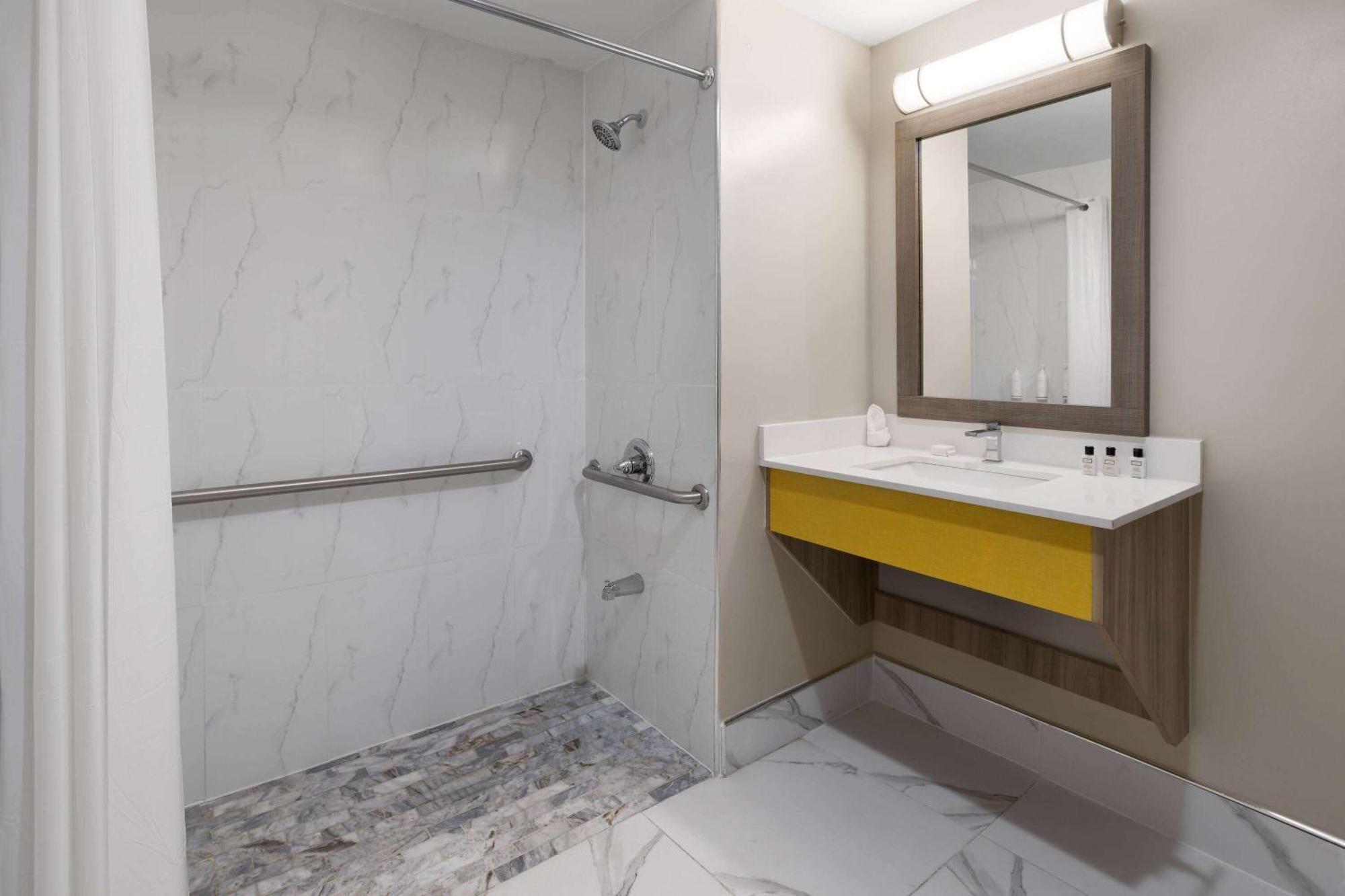 Days Inn By Wyndham Staten Island New York Buitenkant foto