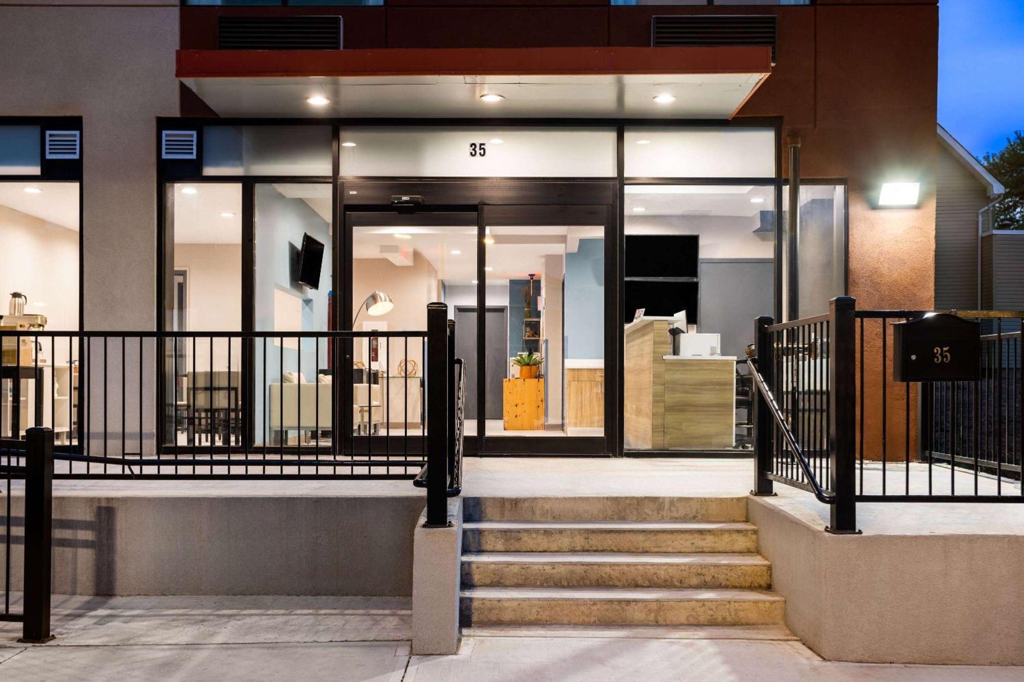 Days Inn By Wyndham Staten Island New York Buitenkant foto